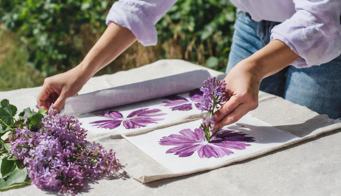 taller sobre estampación floral sobre la tela en tonos lila